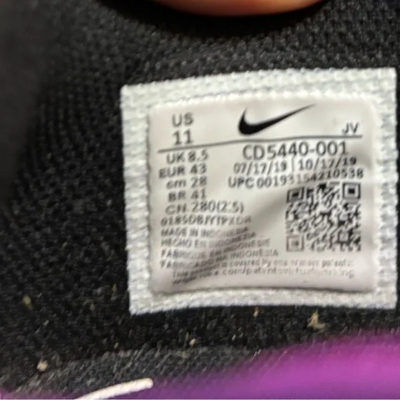 Nike Black and Purple Athletic Shoes with Sporty Design - Picture 8 of 8